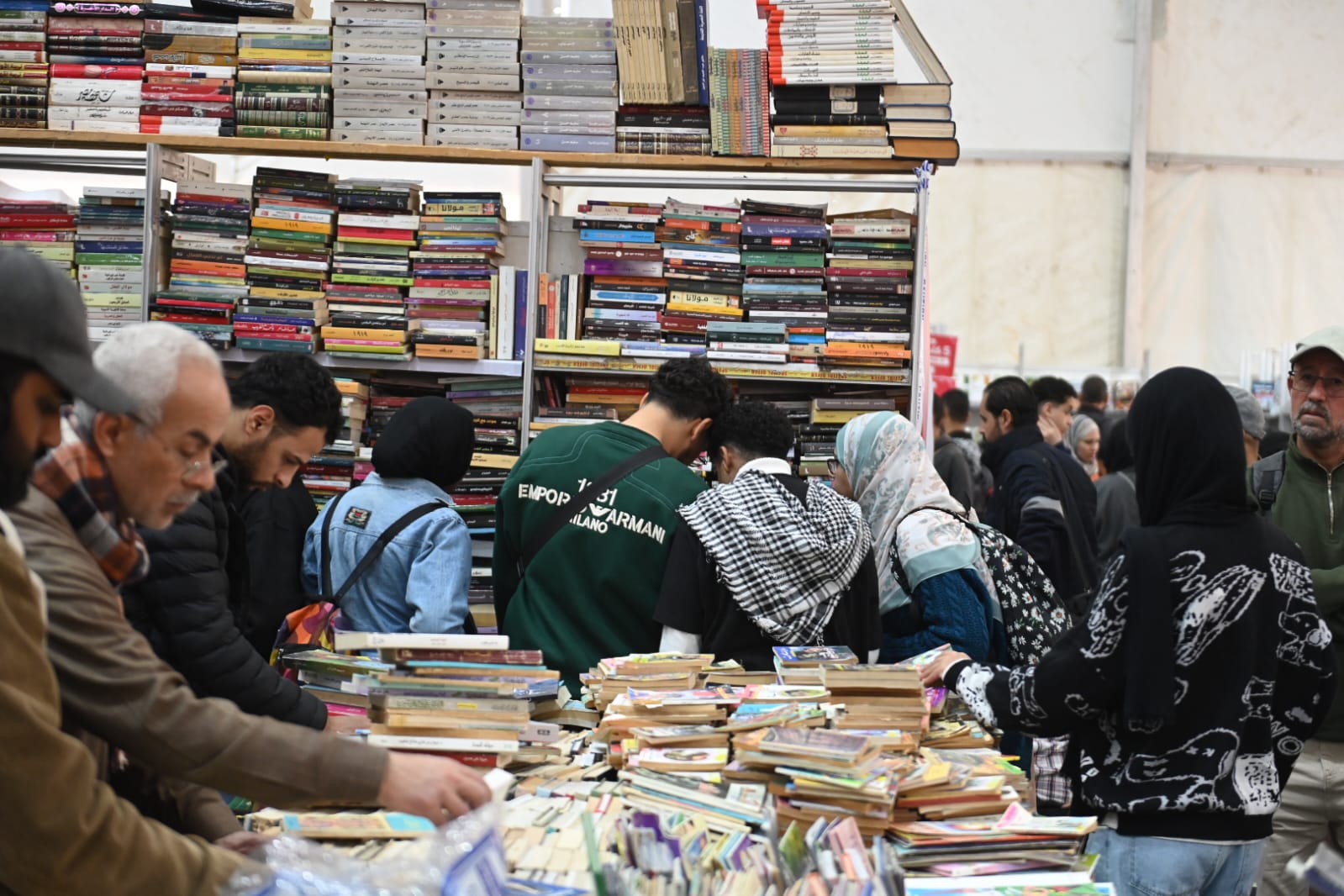 بداية من جنيه واحد.. تخفيضات هيئة الكتاب تُشعل تظاهرة ثقافية بمعرض القاهرة الدولي